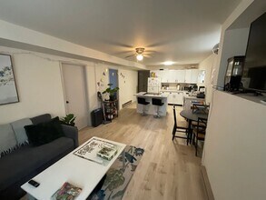 5214 Woodlawn Ave N, Unit #B in Seattle, WA - Building Photo - Building Photo