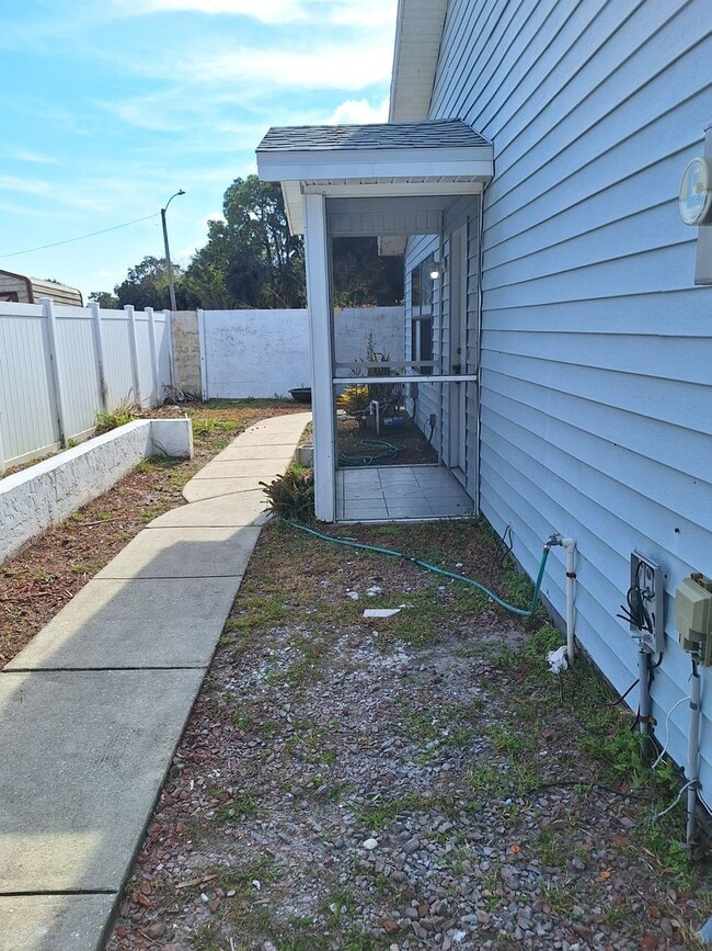 406 Sandpiper Ct in Edgewater, FL - Building Photo - Building Photo