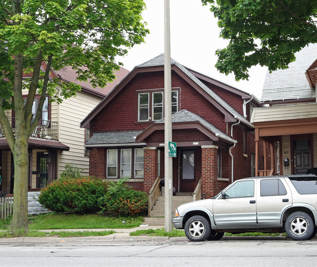 2009-2011 W Greenfield Ave in Milwaukee, WI - Foto de edificio - Building Photo