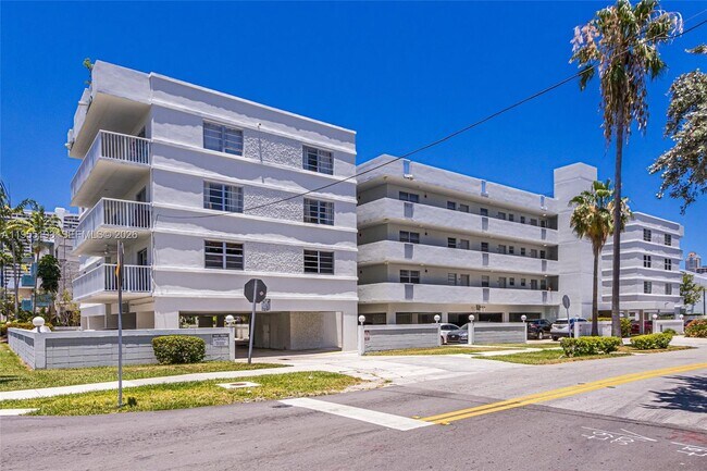 3527 NE 168th St in North Miami Beach, FL - Building Photo - Building Photo