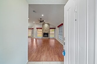 18123 Lake Bend Dr in Houston, TX - Building Photo - Building Photo