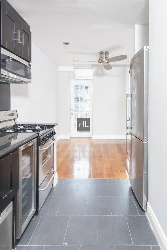 East 5th Street, Unit 1B in New York, NY - Foto de edificio - Building Photo