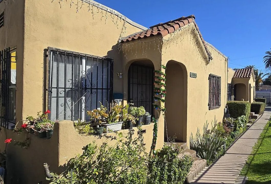 756 1/2 E 79th St in Los Angeles, CA - Building Photo
