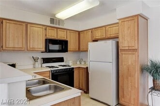 5710 E Tropicana Ave in Las Vegas, NV - Building Photo - Building Photo