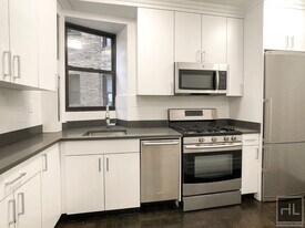 25 W 68th St in New York, NY - Building Photo