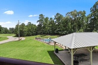 Residences at Piney Shores in Conroe, TX - Foto de edificio - Building Photo