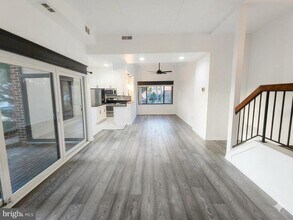 124 Roberts Ln in Alexandria, VA - Building Photo - Building Photo