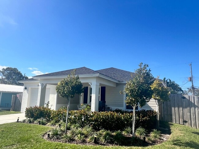 2277 SE Monroe St in Stuart, FL - Building Photo - Building Photo