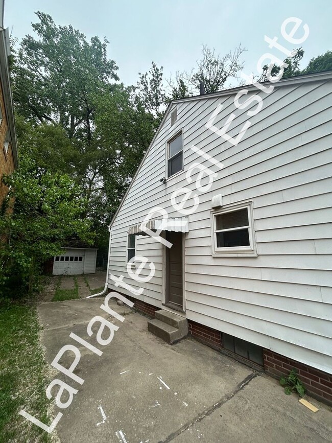 3341 Douglas Rd in Toledo, OH - Building Photo - Building Photo
