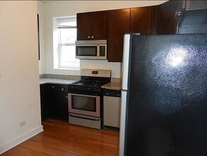 850 W Fletcher St, Unit 2R in Chicago, IL - Foto de edificio - Building Photo