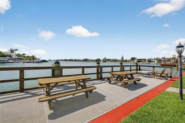 8600 Byron Ave in Miami Beach, FL - Building Photo - Building Photo