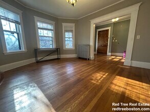 32 Iffley Rd, Unit 1 in Boston, MA - Foto de edificio - Building Photo