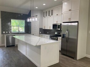 2814 W Eighteenth St in Irving, TX - Building Photo - Building Photo