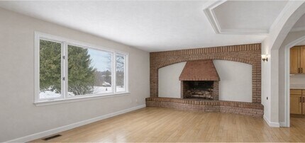 105 Pomeroy Ln in Amherst, MA - Building Photo - Building Photo