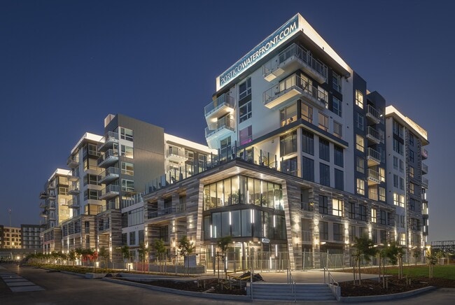 Portico Waterfront in Oakland, CA - Foto de edificio - Building Photo