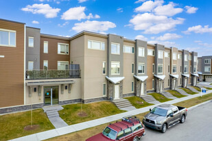 880 85 St SW in Calgary, AB - Building Photo