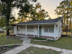 203 Shelter Ln in Livingston, TX - Building Photo