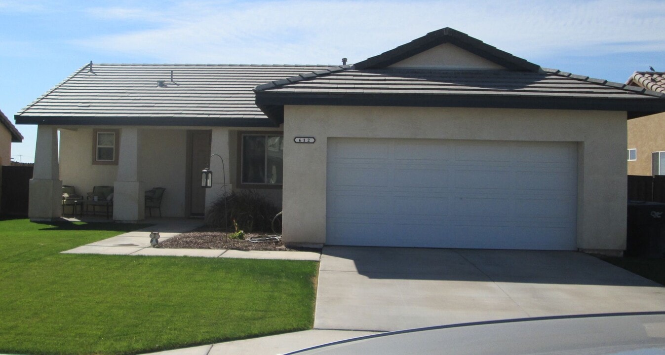 612 Dawn Ct in Imperial, CA - Building Photo