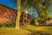 Creek Club Apartments in Williamston, MI - Foto de edificio - Building Photo