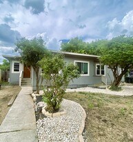 1005-1007 Haynes St in San Marcos, TX - Building Photo