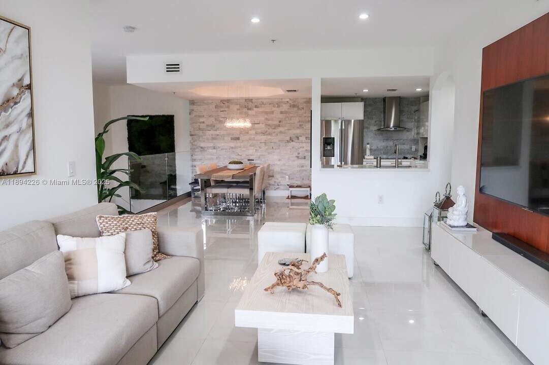 6630 NW 114th Ave in Doral, FL - Building Photo