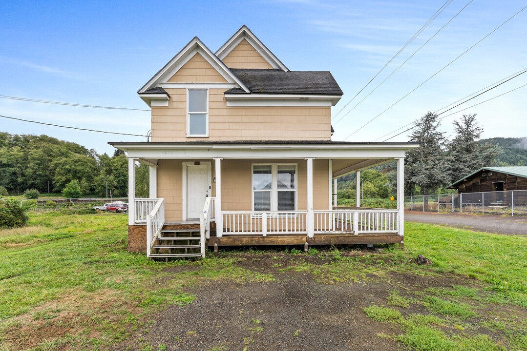 204 Peters St in Raymond, WA - Foto de edificio