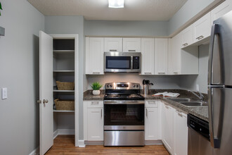 Mirabelle Apartments in Mobile, AL - Building Photo - Interior Photo