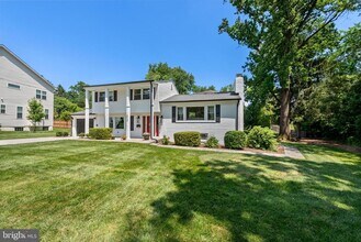 6920 Poppy Dr in McLean, VA - Building Photo - Building Photo
