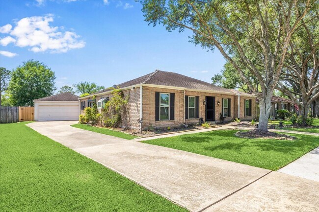 382 Dawn Hill Dr in Friendswood, TX - Building Photo - Building Photo