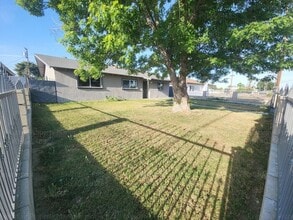 1609 Fairview Rd in Bakersfield, CA - Building Photo - Building Photo