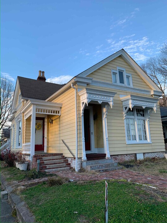 401 E Chestnut St-Unit -A in Jeffersonville, IN - Building Photo