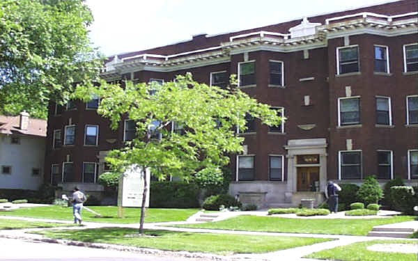 Arbor Place Condominiums in Oak Park, IL - Building Photo