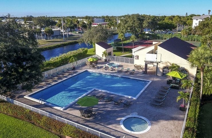Jacaranda Village in Plantation, FL - Foto de edificio