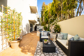 16040 W Sunset Blvd, Unit 101 in Pacific Palisades, CA - Foto de edificio - Building Photo