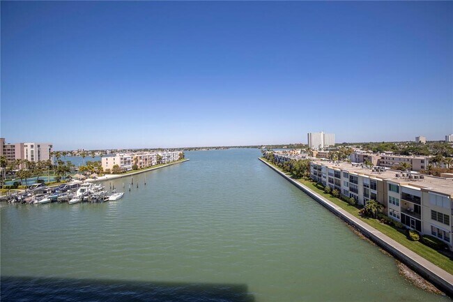 7300 Sun Island Dr S in South Pasadena, FL - Building Photo - Building Photo