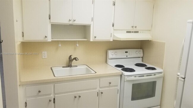2838 Madison St, Unit 28 in Hollywood, FL - Building Photo - Building Photo
