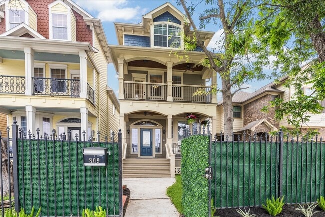 property at 809 W 20th St
