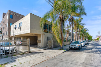 4720 Clinton St in Los Angeles, CA - Building Photo - Building Photo