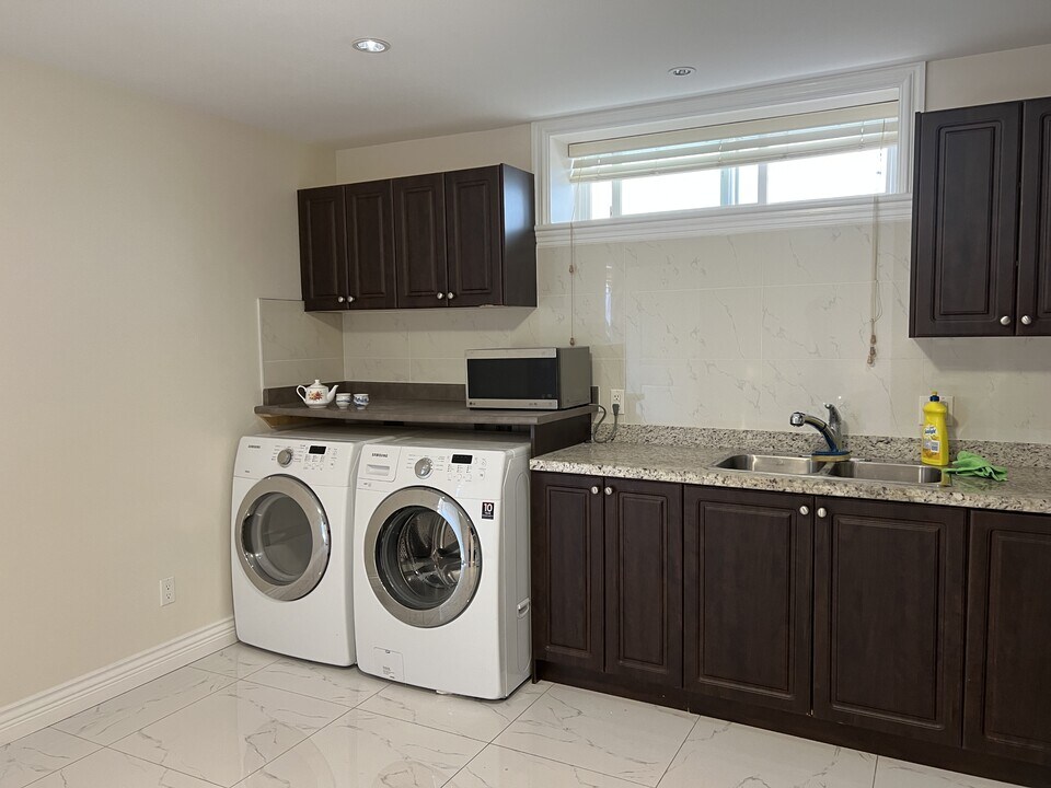 7452 Humm St in Vancouver, BC - Building Photo