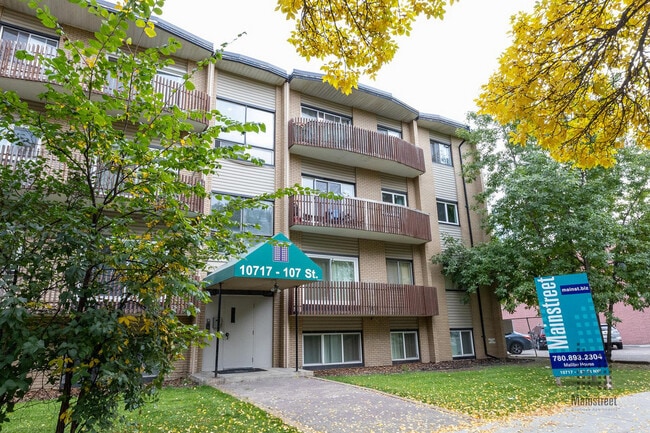 Malibu House in Edmonton, AB - Building Photo - Building Photo