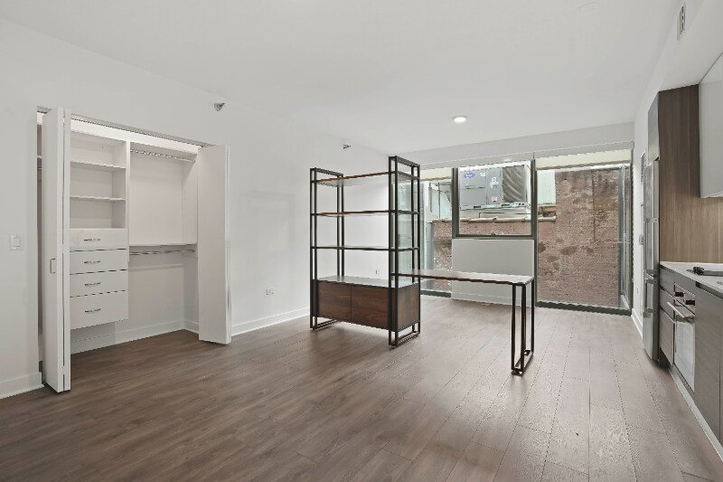 223 W Hubbard St in Chicago, IL - Building Photo