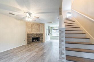 17611 S Summit Canyon Dr in Houston, TX - Building Photo - Building Photo