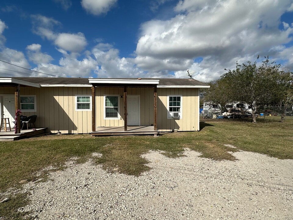 10837 Leopard St in Corpus Christi, TX - Building Photo