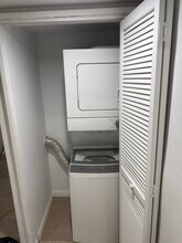 5515 Canoga Ave, Unit 221 in Los Angeles, CA - Building Photo - Building Photo