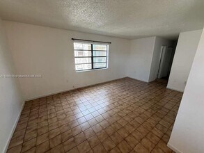 6675 W 4th Ave in Hialeah, FL - Foto de edificio - Building Photo