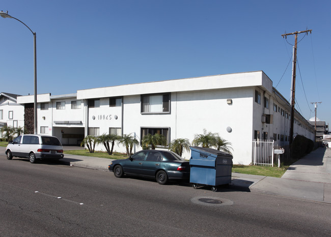 10025 Alondra Blvd in Bellflower, CA - Foto de edificio - Building Photo