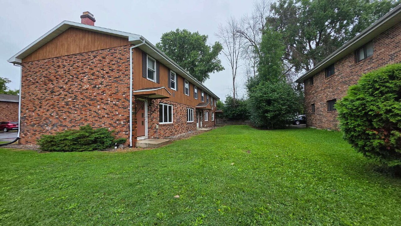 2414 Honey Lou Ct in Appleton, WI - Foto de edificio