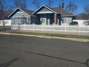 1034 SE Jerrine St in Grants Pass, OR - Building Photo - Building Photo