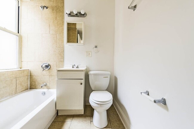 6954 S Calumet Ave 326 E 70th St Chicago, IL 60637 in Chicago, IL - Building Photo - Building Photo