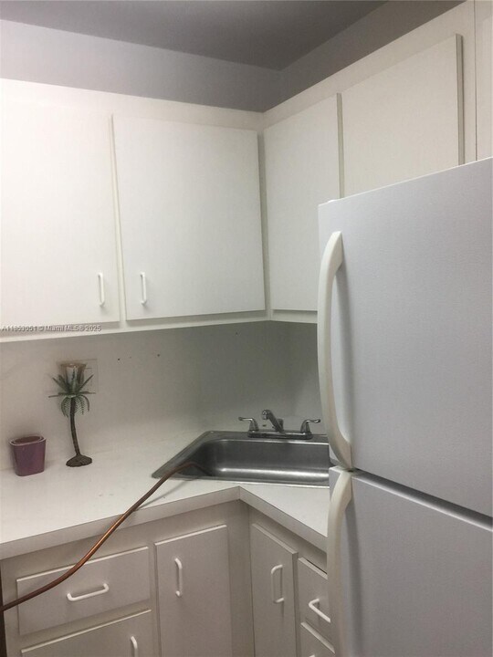 9229 SW 87th Ave in Miami, FL - Building Photo